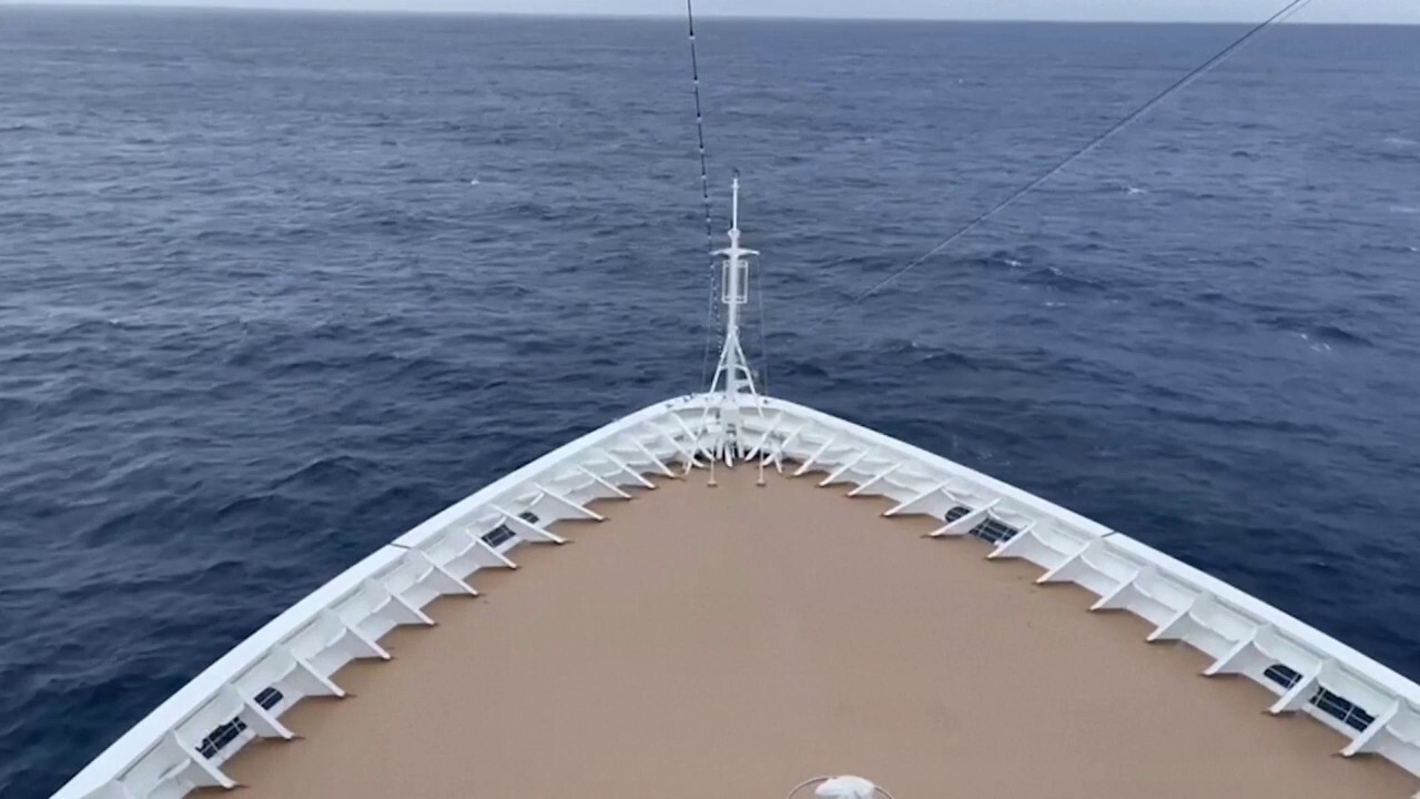 cruise ship stranded off australia