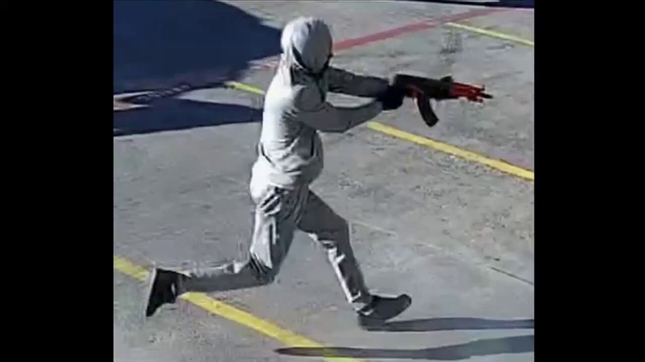 Полицията в Далас преследва въоръжени мъже, изстреляли градушка от куршуми в стрелба в търговски център, заснета на видео