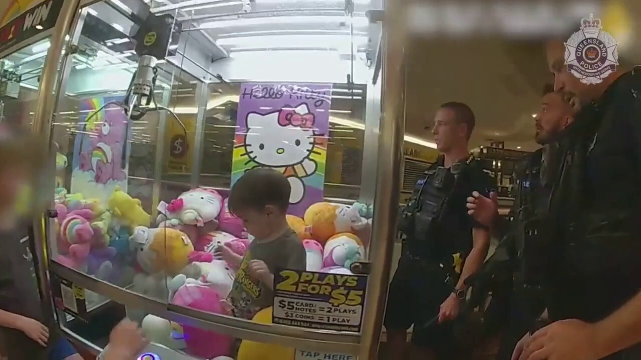 Австралийската полиция спаси 3-годишно дете, заседнало в машина с нокти Hello Kitty