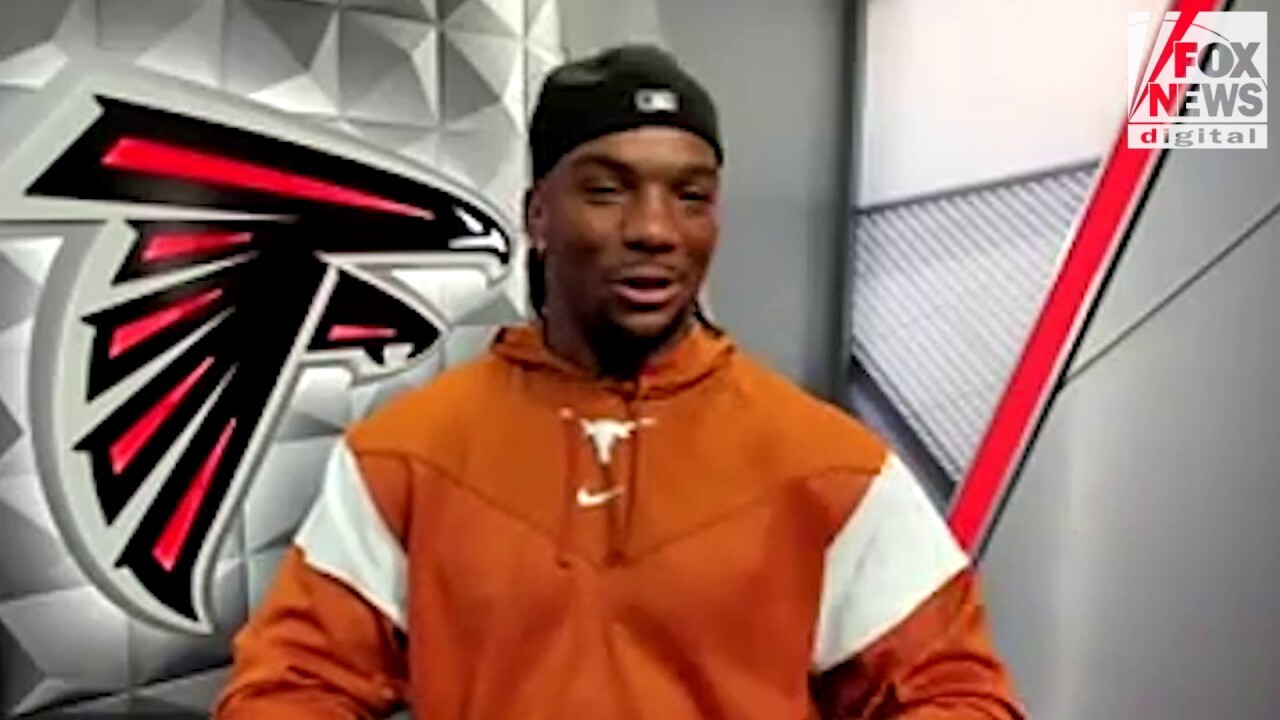 Falcons star Bijan Robinson reacts to Travis Kelce-Taylor Swift engagement
