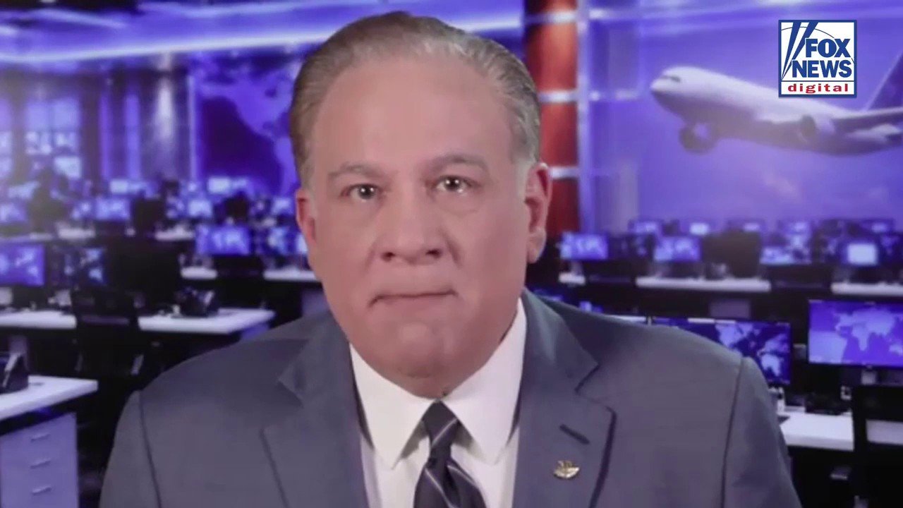 Aviation expert weighs in on passenger jet making emergency landing due to cracked window