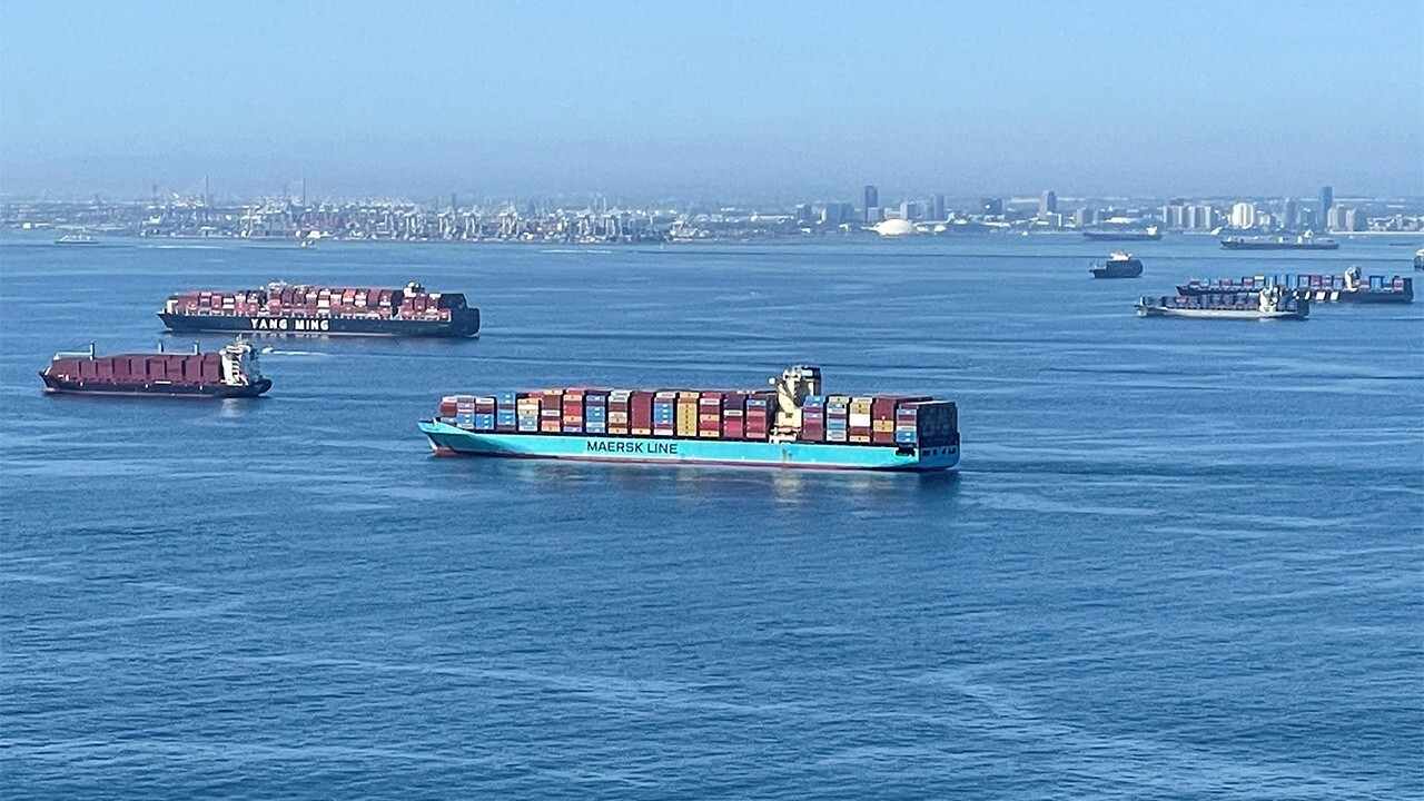 Ships wait several weeks to dock at Los Angeles port