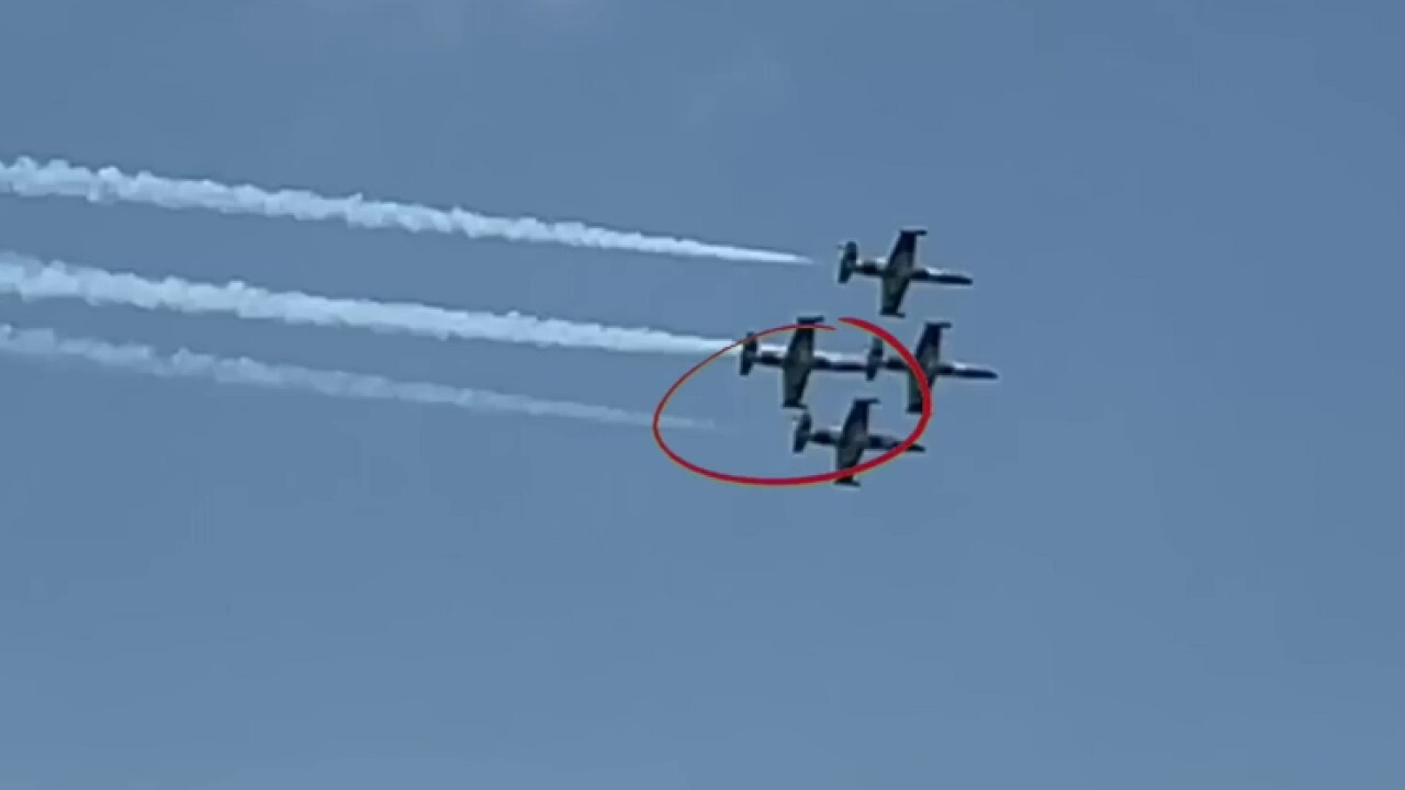 Read more about the article 2 fighter jets clip wings during Fort Lauderdale Air Show in Florida