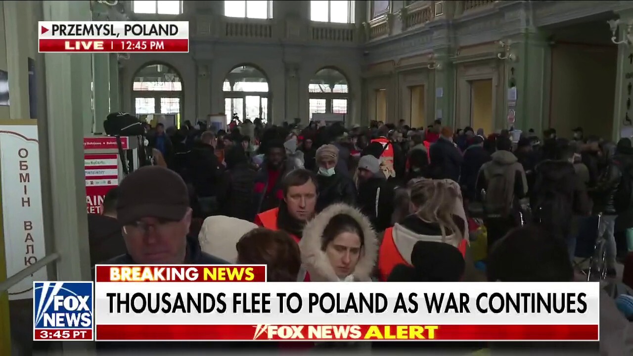 Thousands flee to Poland as war in Ukraine develops