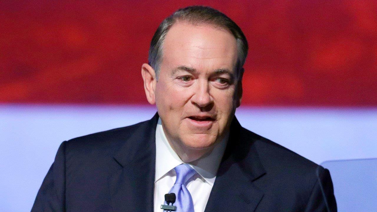 Mike Huckabee hits Ted Cruz for charitable donations