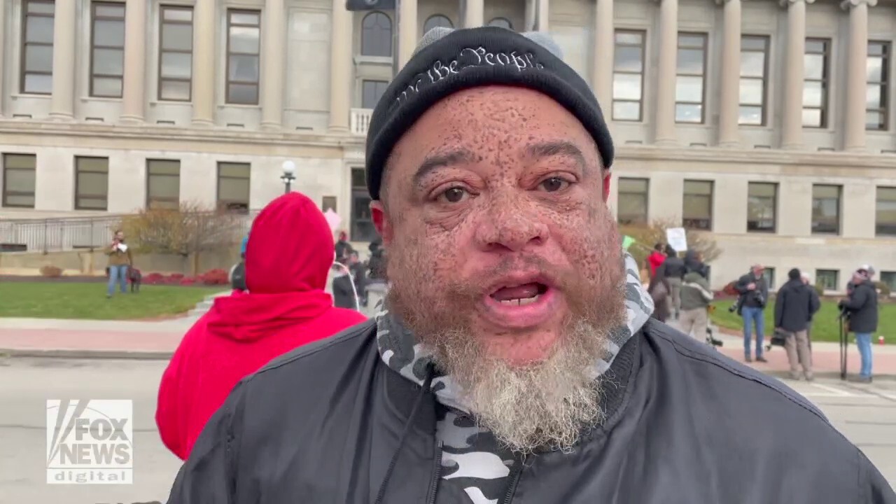 Demonstrators show up at Kenosha County Courthouse to support Kyle Rittenhouse 