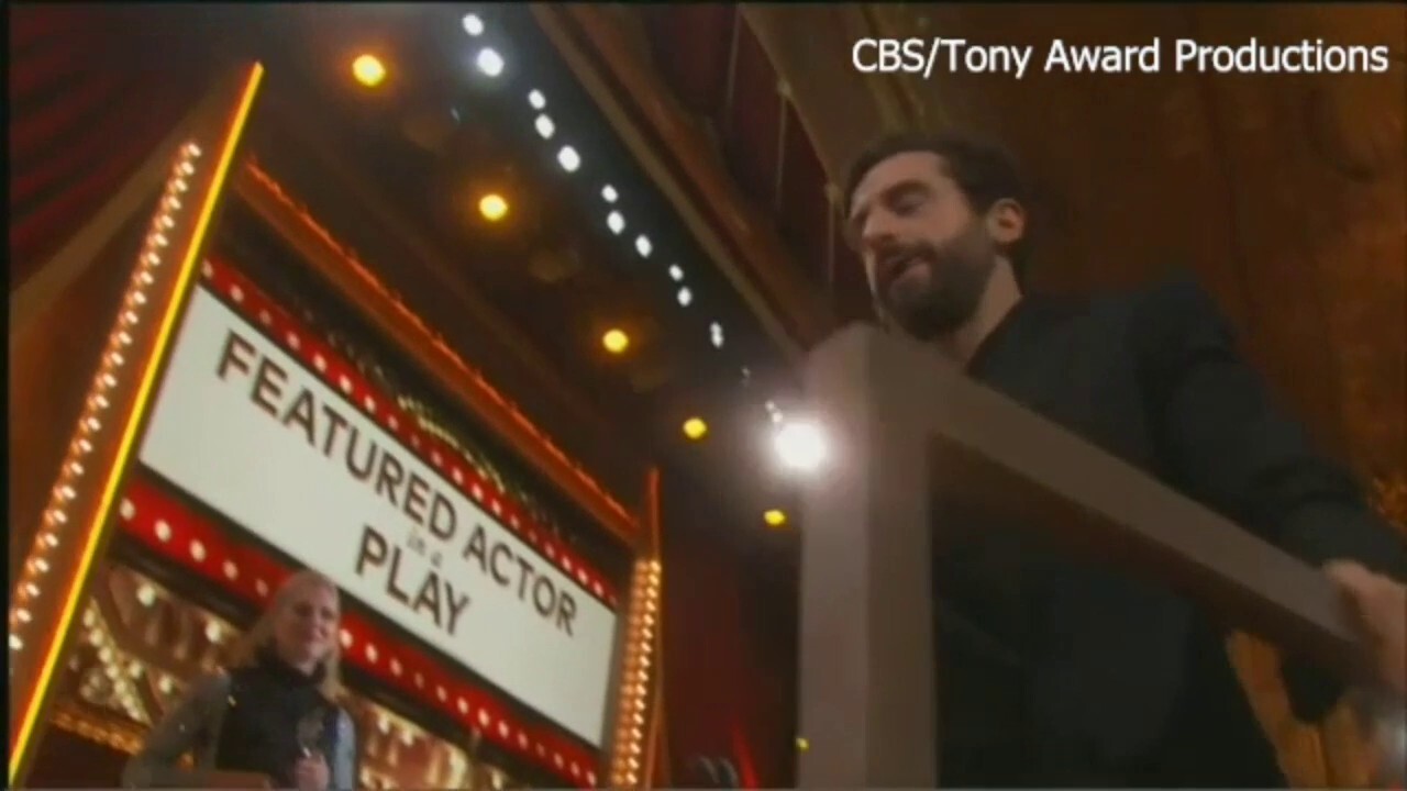 Ариана ДеБоз ще бъде домакин на наградите Тони за трета поредна година, този път на ново място