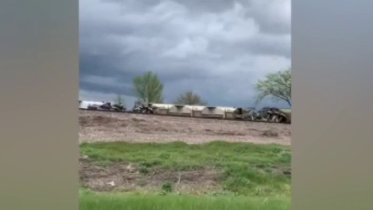 Товарен влак дерайлира в петък близо до границата Аризона Ню