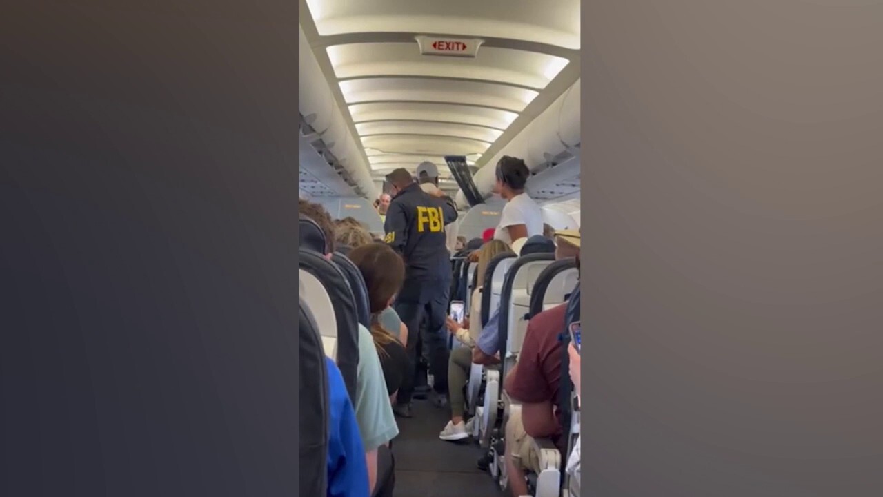 NFL legend Terrell Davis taken off flight