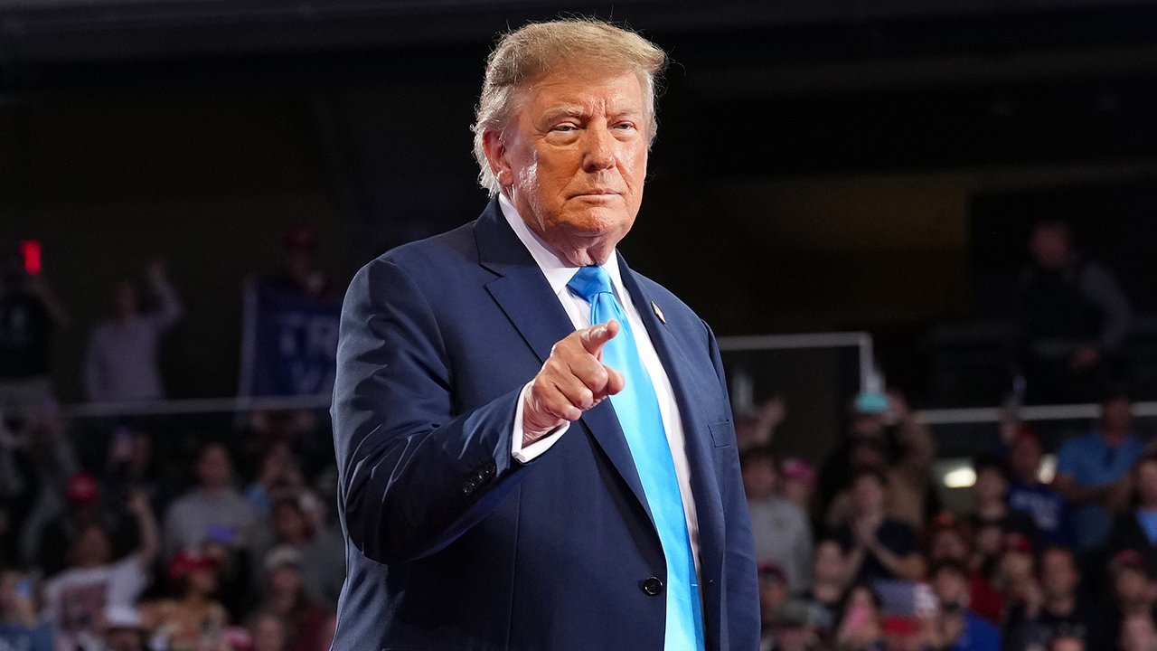 WATCH LIVE: President Trump speaks at Kansas campaign rally
