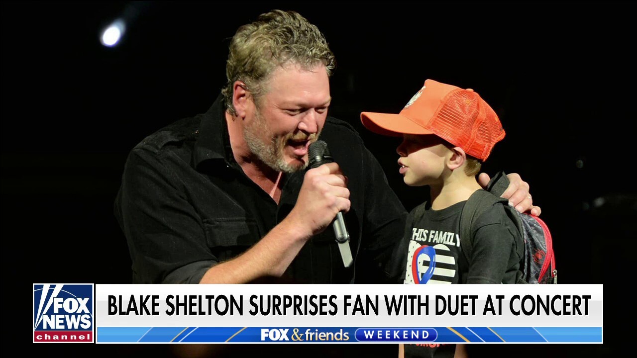 Blake Shelton invites 6-year-old awaiting heart transplant on stage during concert