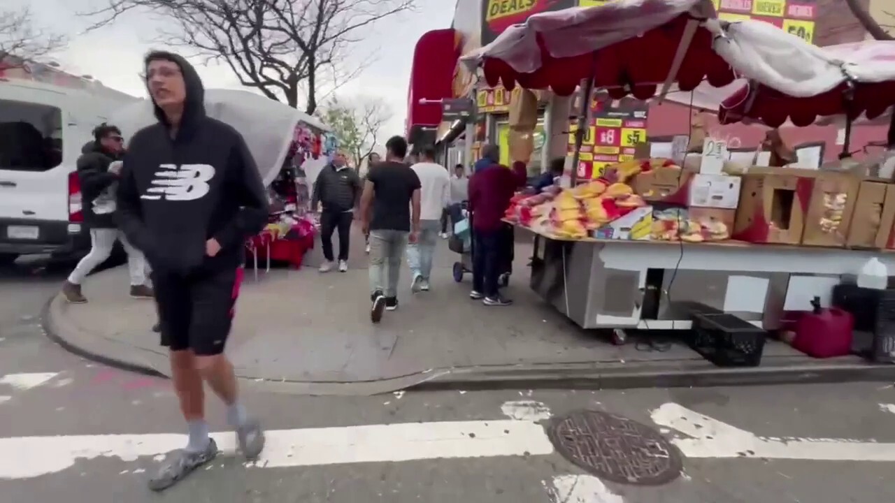 Полицията на Ню Йорк помита търговци, завладяващи района на AOC — но продавачите отново гъмжат по улиците, продавайки стоки
