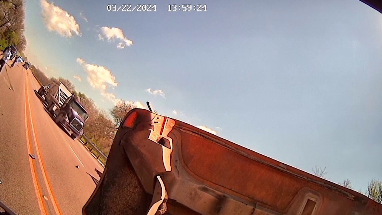 Публикувано е покъртително видео показващо момента в който камион с