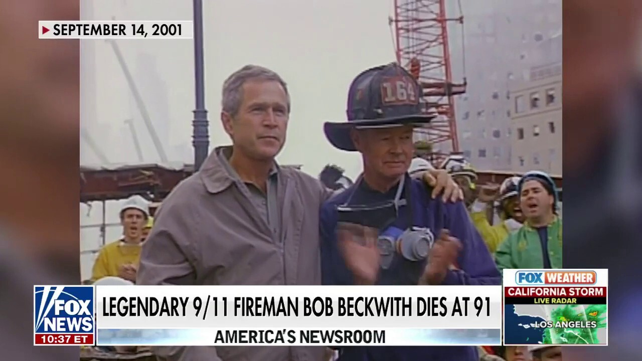 Легендарният пожарникар от 11 септември Боб Бекуит, който стоеше до президента Джордж Буш на Кота нула, почина на 91