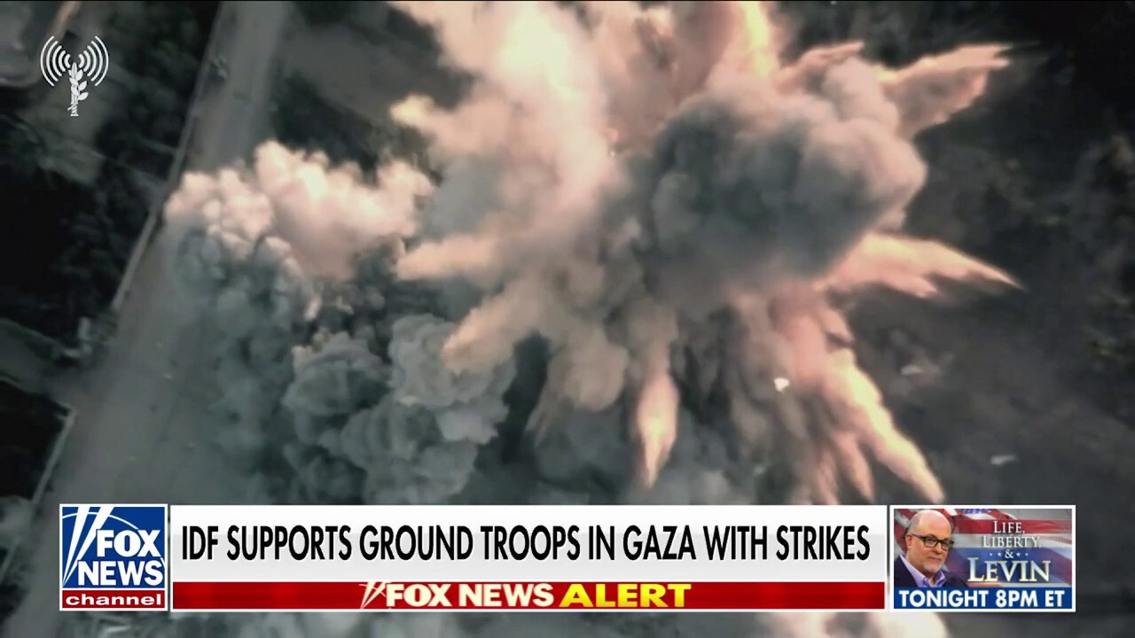 Израел нанася 10 000-но въздушно нападение срещу Хамас, докато палестинците търсят подслон в претъпканата южна Газа