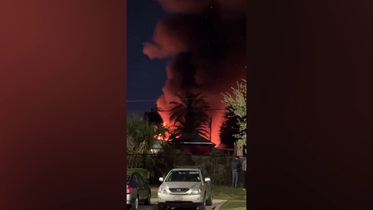 Малък самолет се разби в парк за мобилни домове във Флорида, предизвиквайки голям пожар