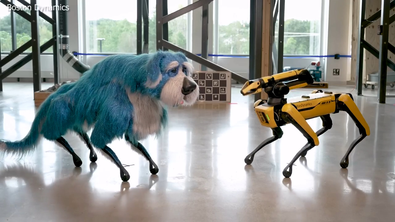 Зловещите роботизирани кучешки танци на Boston Dynamics в искрящо син костюм