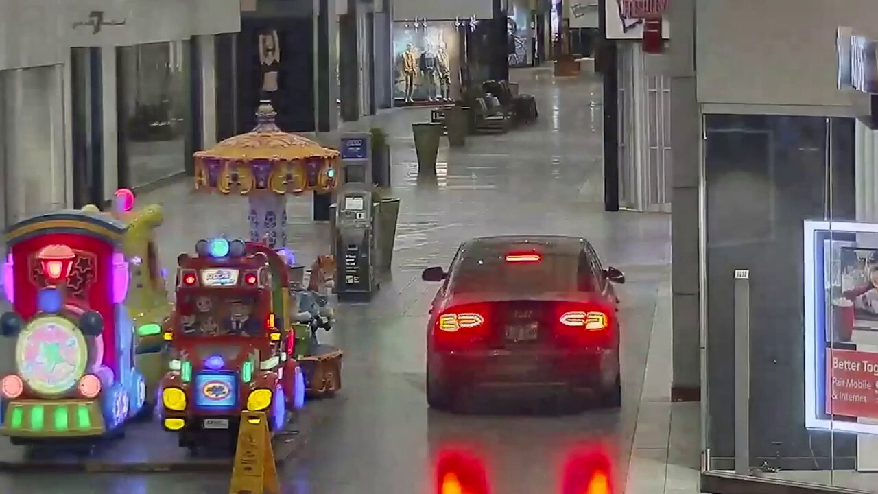 Car drives through Canada mall during electronics store heist