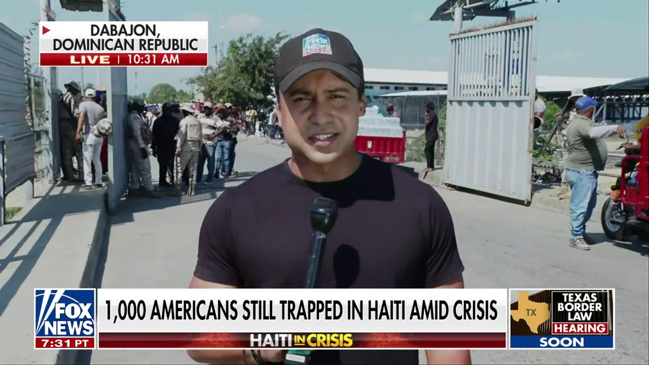 Белият дом казва, че на гражданите на САЩ е казано да не пътуват до Хаити, но американците твърдят, че летището и посолството са останали отворени