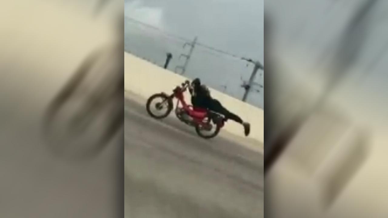 Daredevil motorcyclist performs stunt on Texas highway