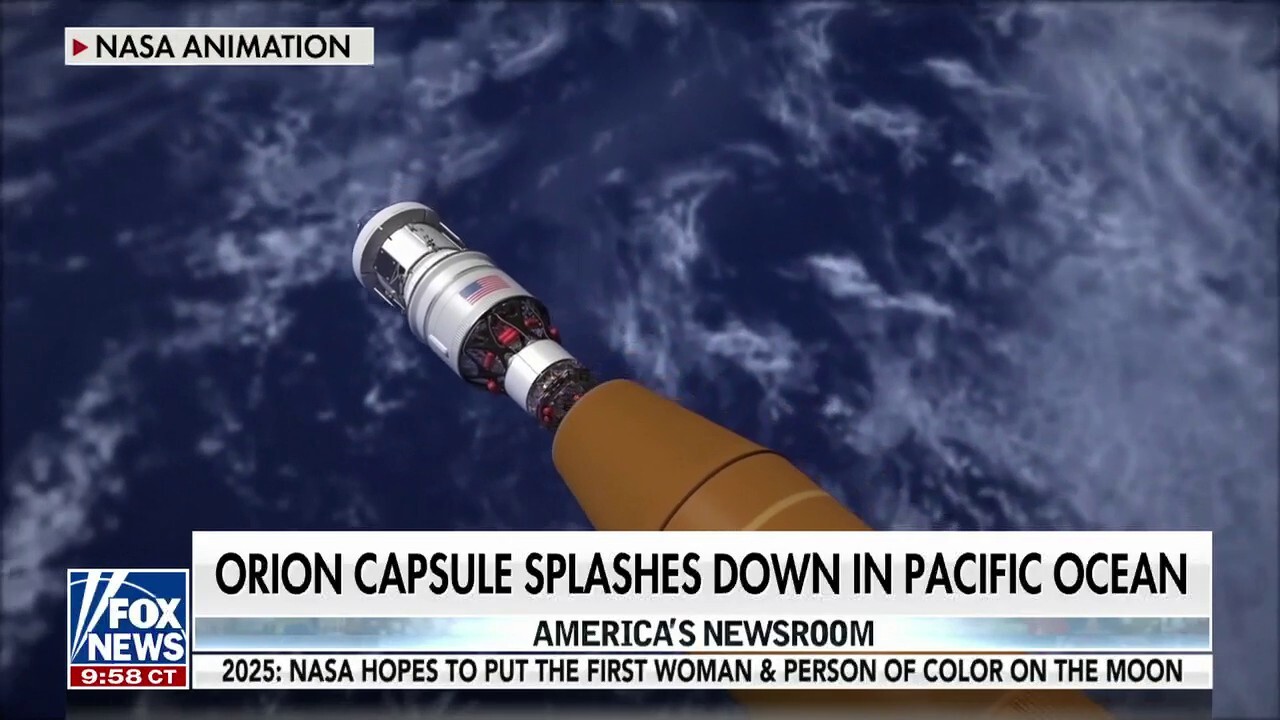 Orion Capsule splashes into Pacific Ocean 