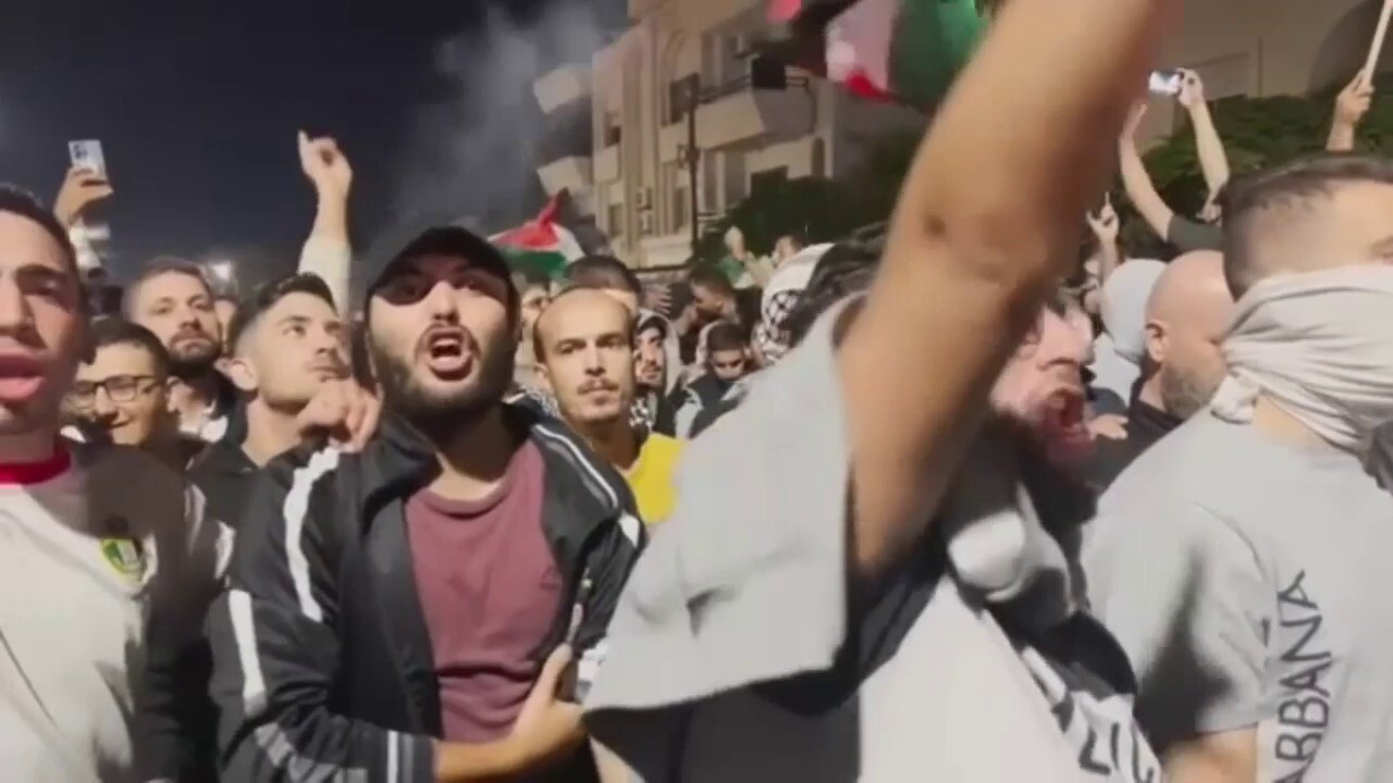 VIDEO: Mob of protesters clash with security forces in Jordan, tear gas deployed
