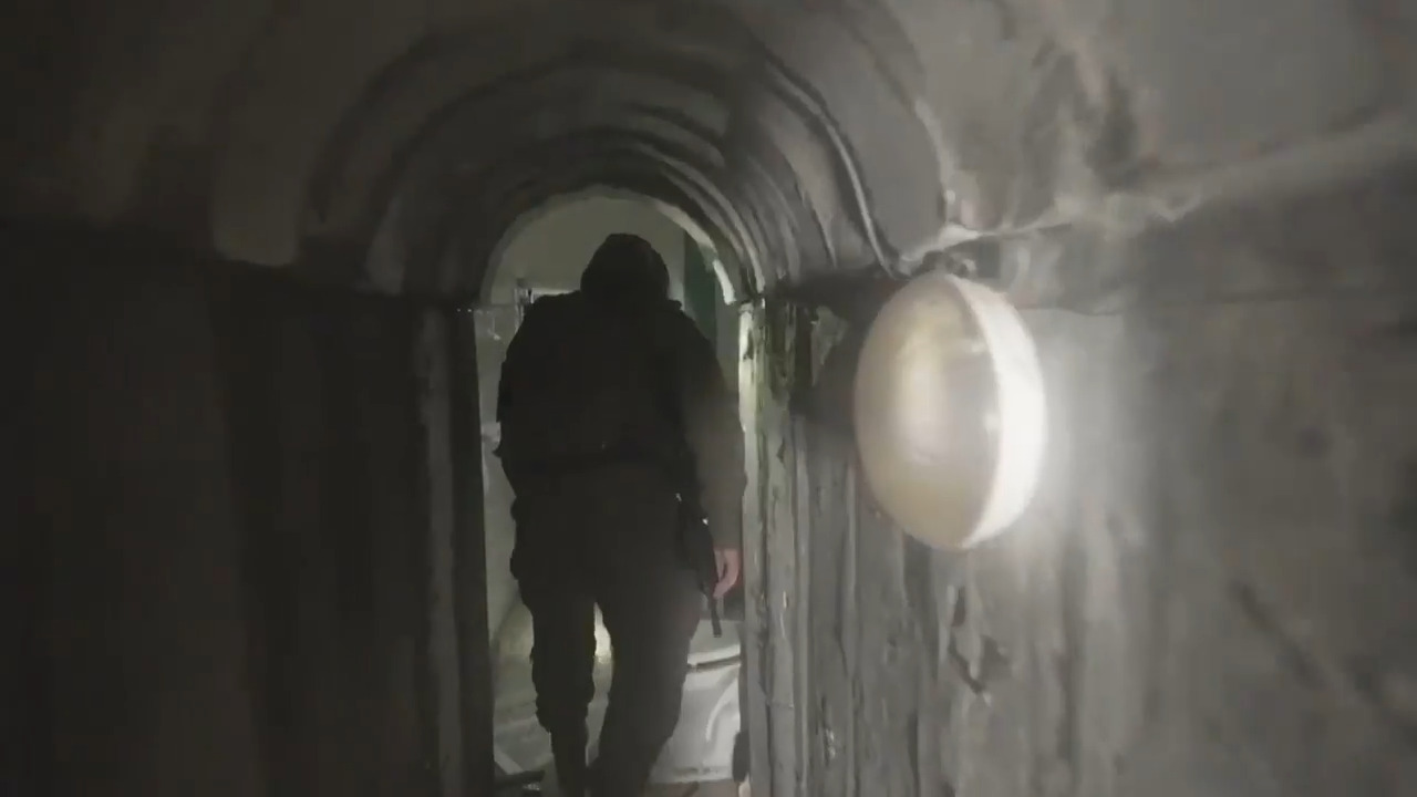 Видео на IDF разкрива тунел, използван за укриване на членове на Хамас, заложници в бастиона на терористичната група