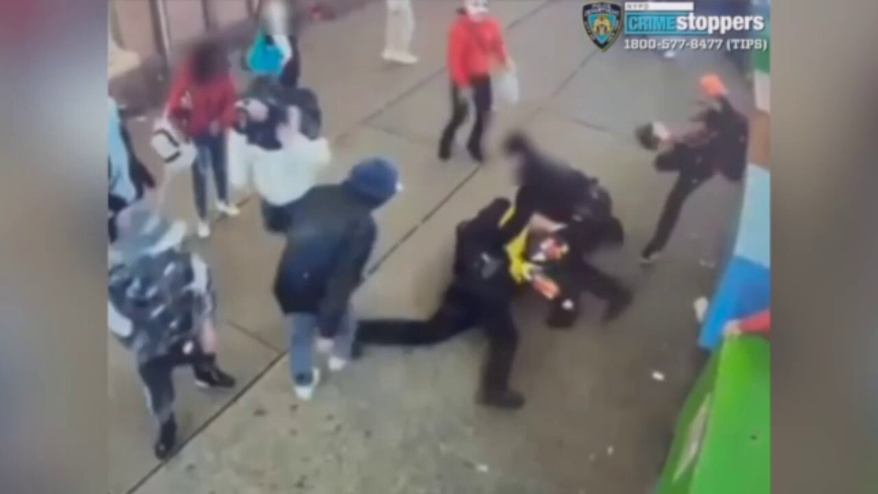 ГЛЕДАЙТЕ: Служители на полицията в Ню Йорк бяха нападнати на видеозапис от камера за наблюдение близо до Таймс Скуеър от мигранти, по-късно освободени без гаранция