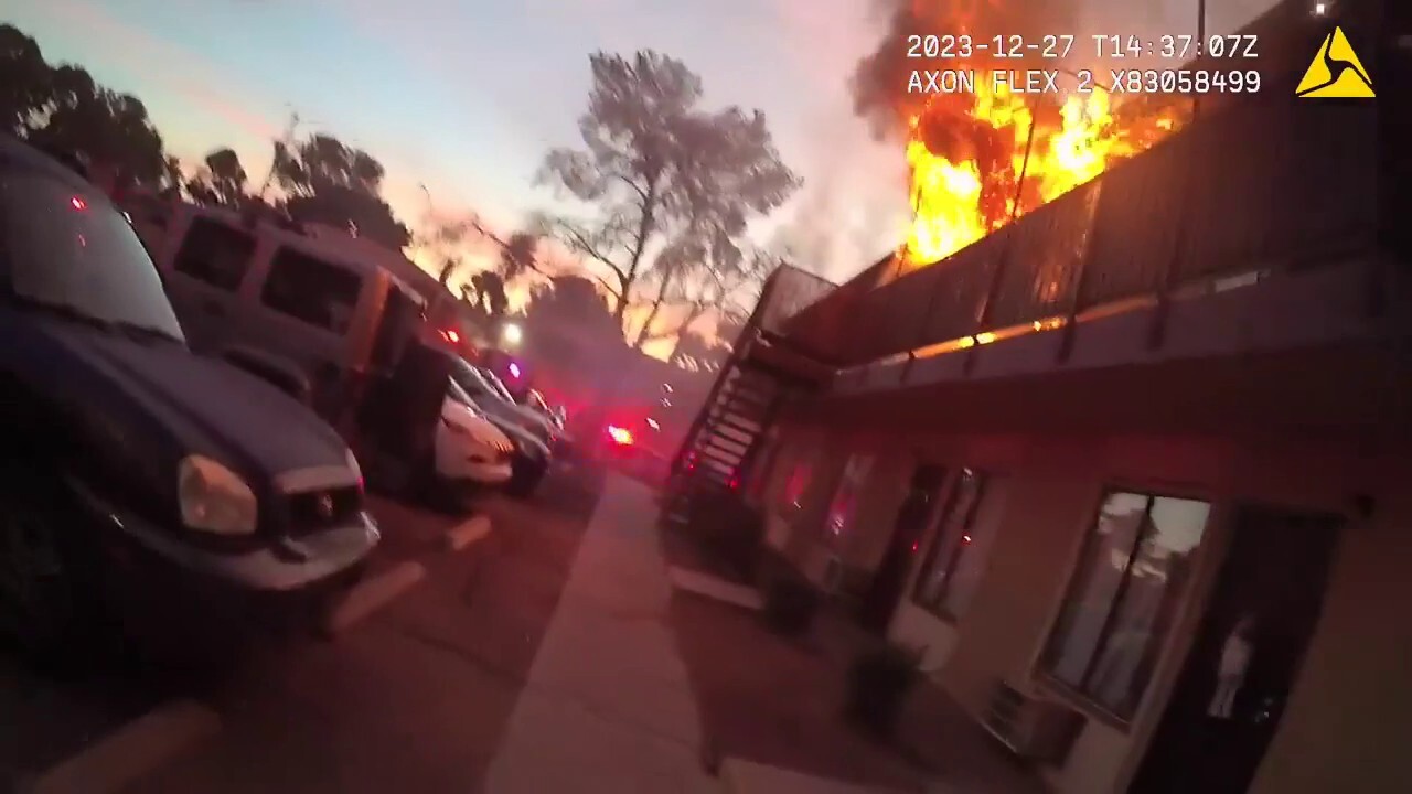 Полицейски служители в Лас Вегас спасиха жена, хваната в капан от пожар, показва видео от бодикамера: `Вкарайте ме горе`