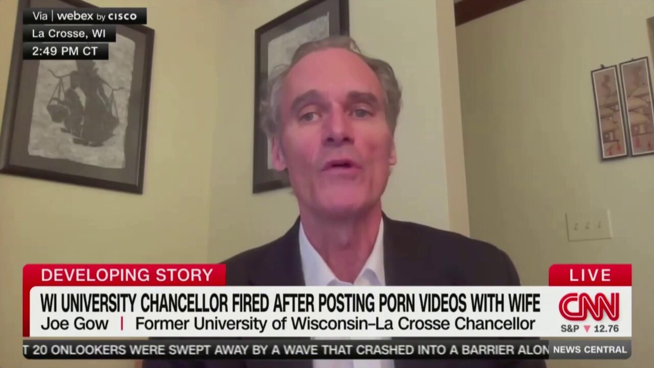 Ректорът на университета, уволнен след появата на порно видеоклипове със съпруга, казва, че училището е нарушило свободата му на слово