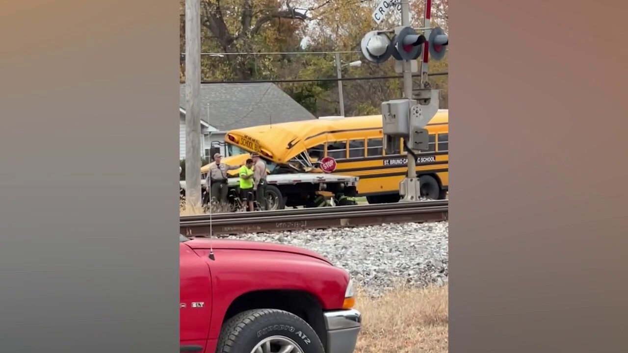 Училищен автобус в Западна Вирджиния се преобърна на магистрала, шофьорът е обвинен в DUI