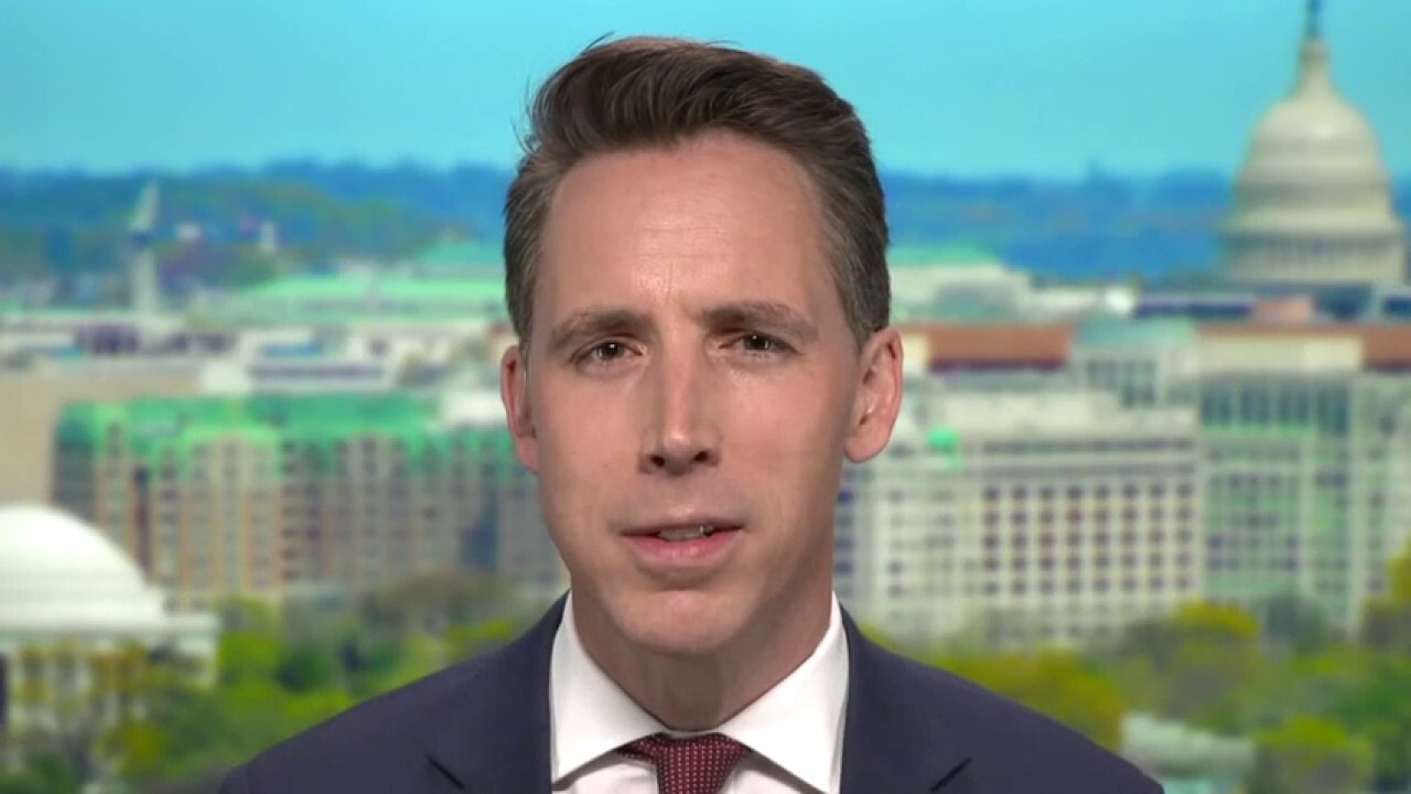 Hawley: White House censoring COVID social media posts 'really scary'