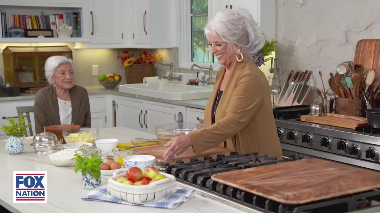 Paula Deen whips up ‘Fresh Apple Cake from Georgia’ for Thanksgiving feast
