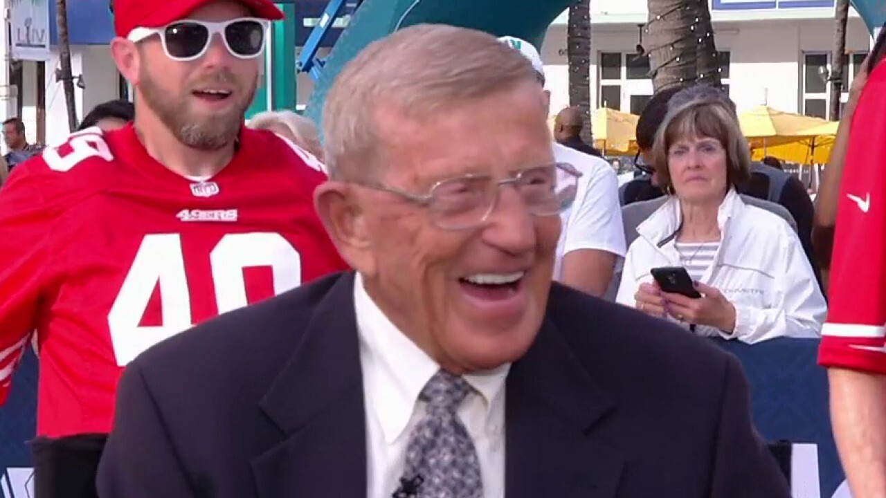 Legendary coach Lou Holtz gives pep talk ahead of the big game