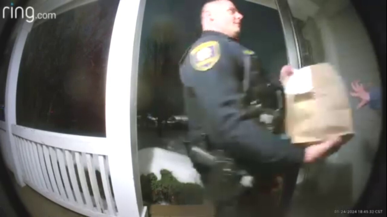 Видео показва как заместник-заместник от Илинойс доставя поръчка на DoorDash, след като шофьорът е арестуван: `Никой не е останал гладен`