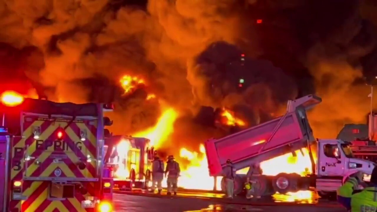 ГЛЕДАЙТЕ: Пожарникарите в Ню Хемпшир се борят с голям пожар, след като множество петролни цистерни избухнаха в пламъци
