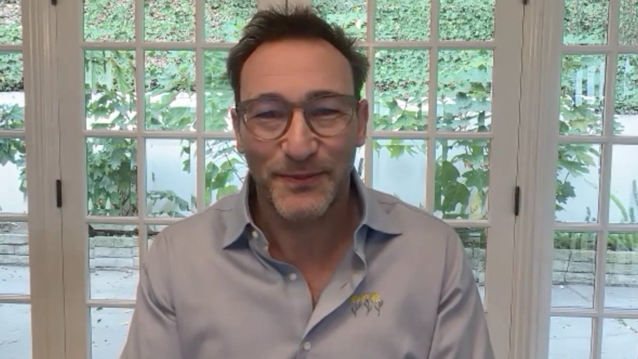 Simon Sinek reveals the 3 things every lasting romantic relationship needs