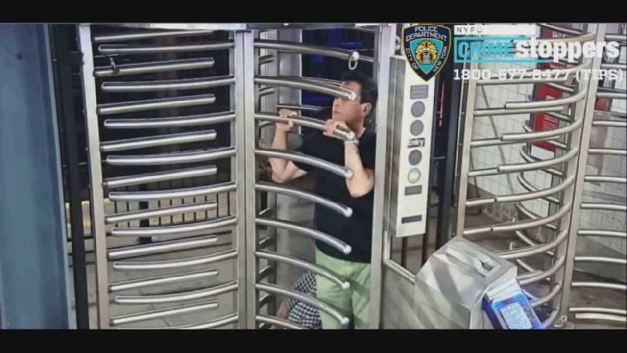 NYC robbery suspect pins victim in subway turnstile