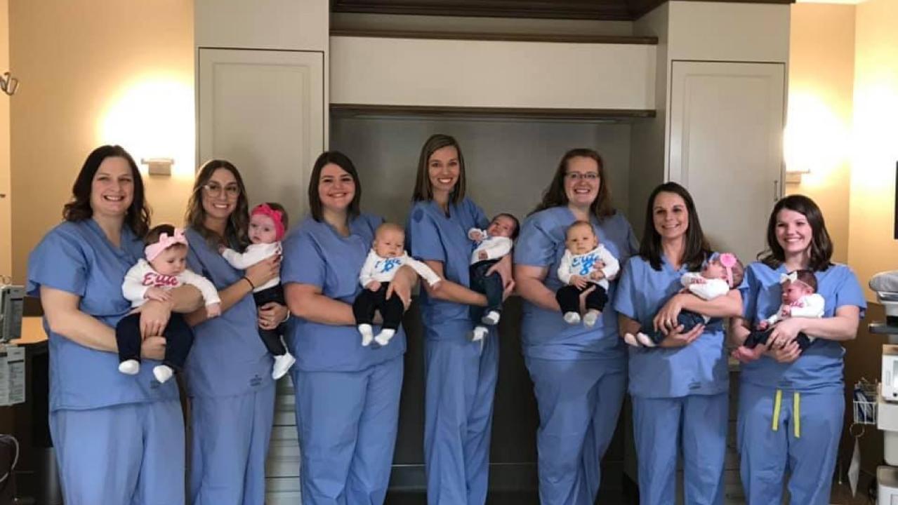 Nurses from Illinois hospital pregnant at same time take photo with newborns