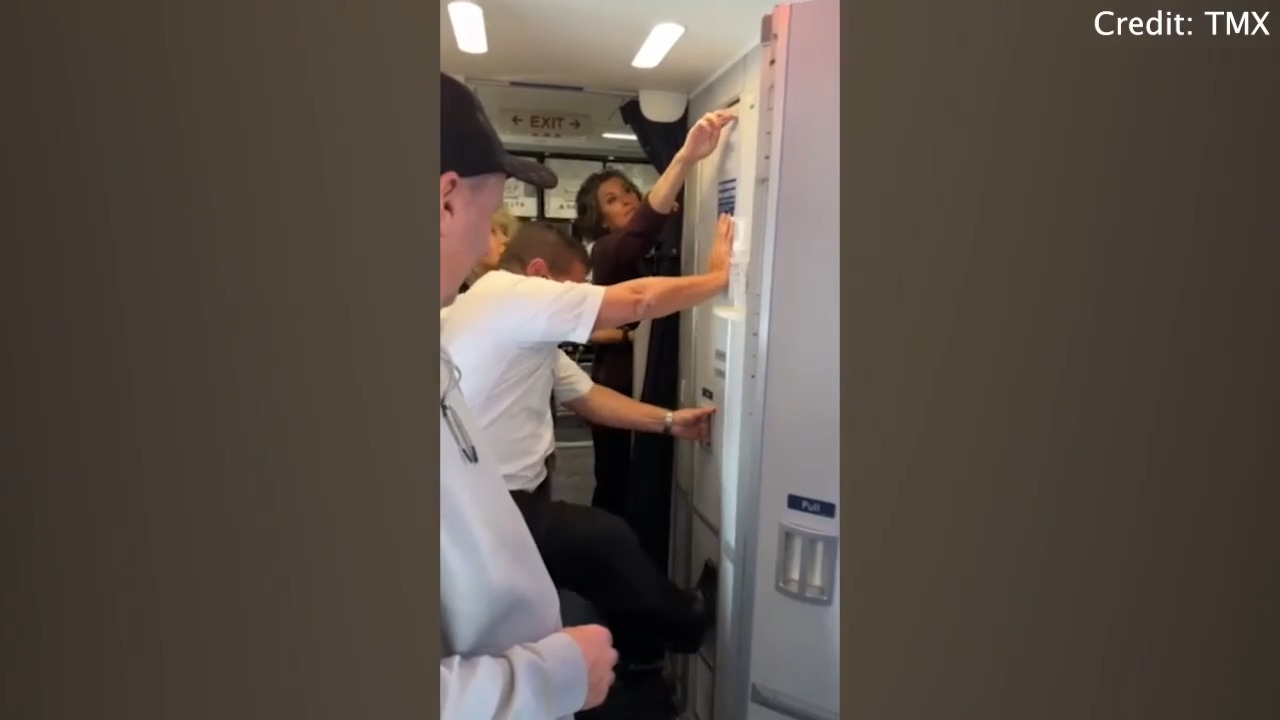 Видео показва съпруг, заседнал в тоалетната на самолет Delta по време на полет за Ню Орлиънс: `Нещастна ситуация`