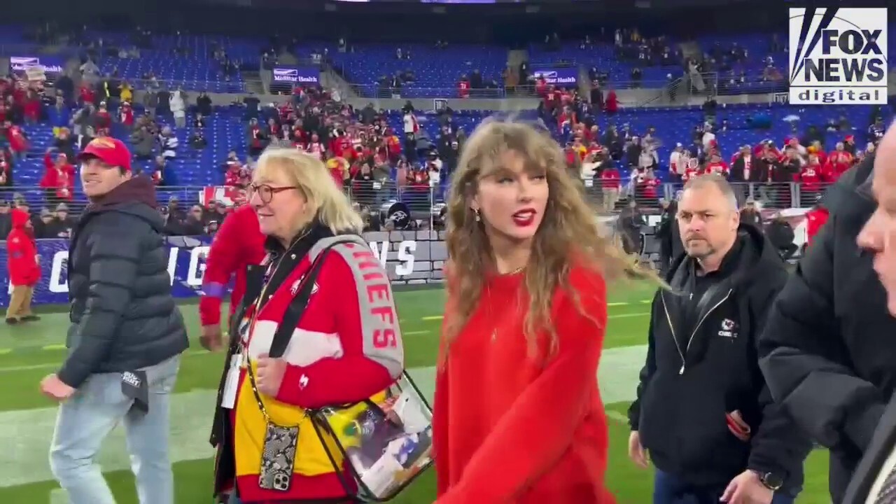 Taylor Swift walks onto field as Chiefs celebrate AFC Championship