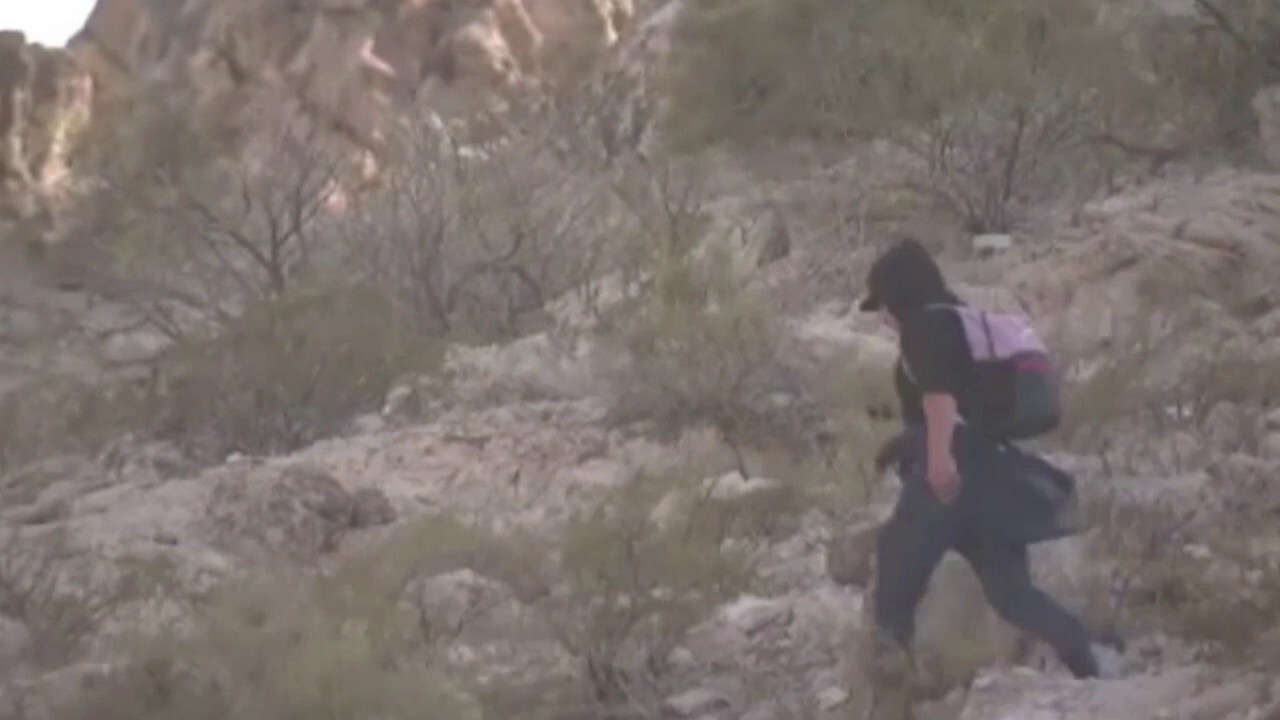 Ексклузивно видео на Fox показва нелегални имигранти, контрабандисти, гъмжащи от гореща точка в Ню Мексико: `Тяхно е`