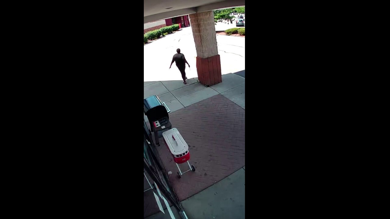 Смразяващо видео показва как жена от Охайо размахва нож преди смъртоносното намушкване на малко дете пред Giant Eagle: police