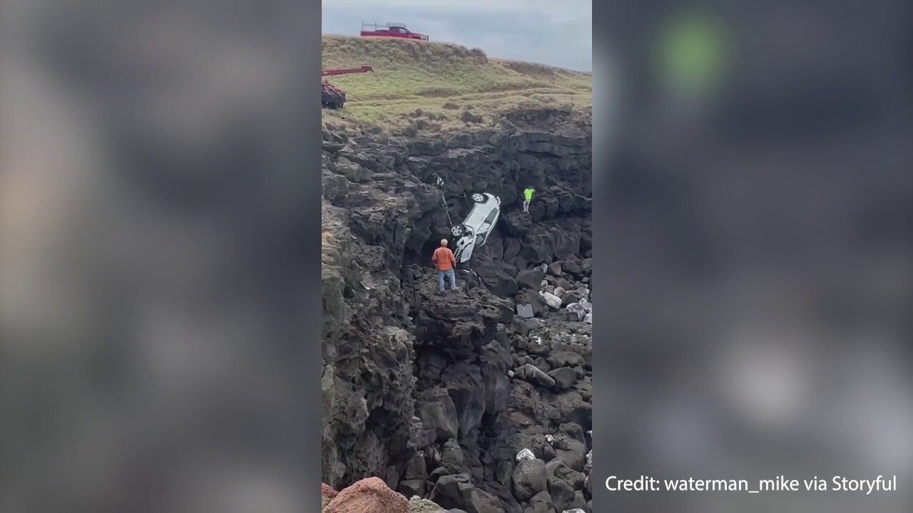 Шофьор, проверяващ Hawaiian sunrise, се спуска от скала, спасен е от океана