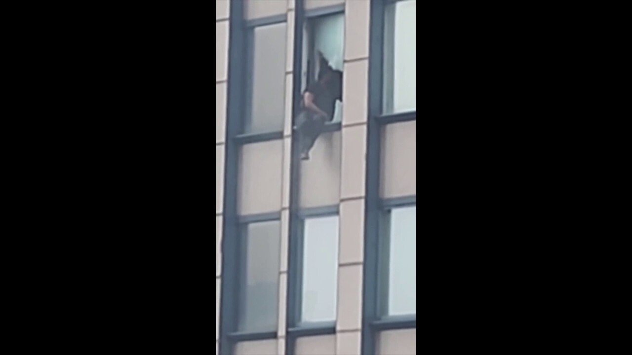 NYC con man perches on broken window of skyscraper as FBI raids apartment