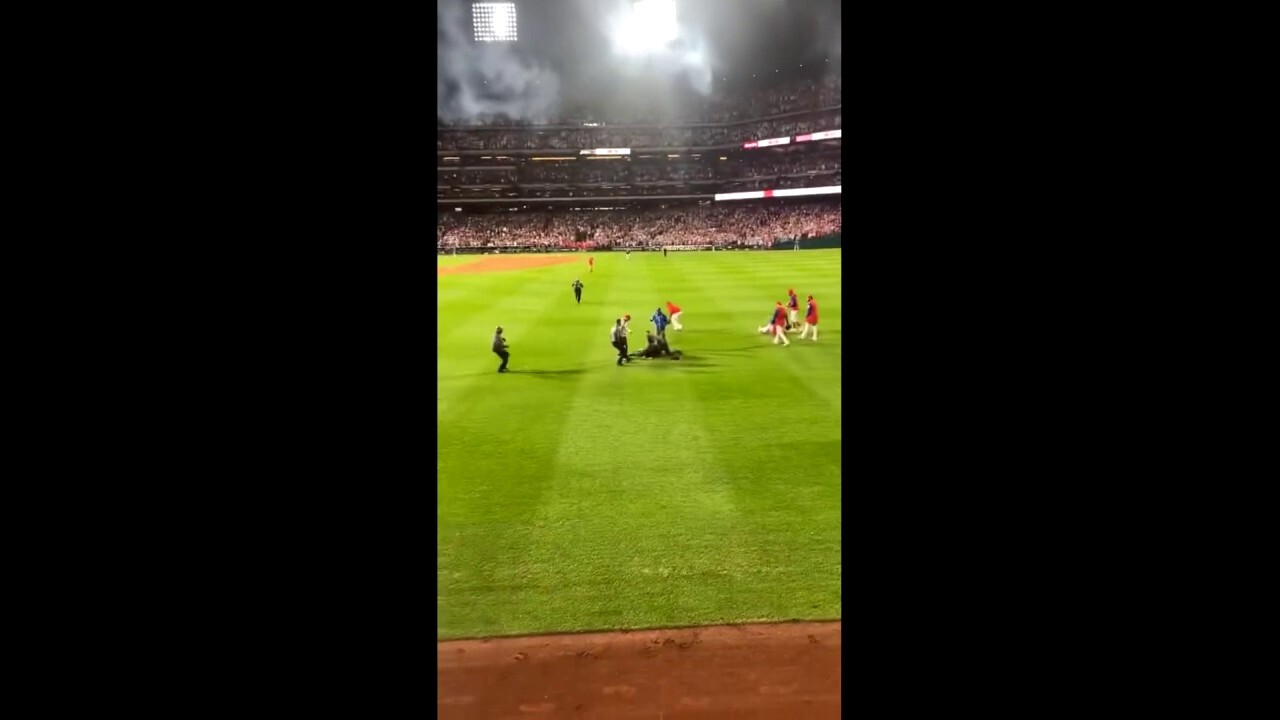 Security guard tackles field invader during Phillies game