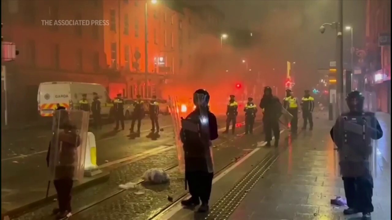 Полицията в Ирландия арестува 34 души във връзка с бунтовете,