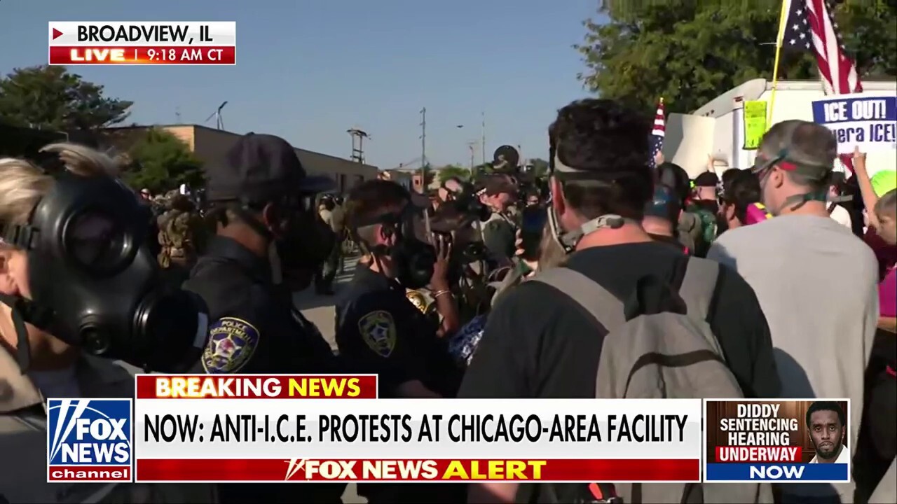 'Massive' protest forms at Chicago-area ICE facility