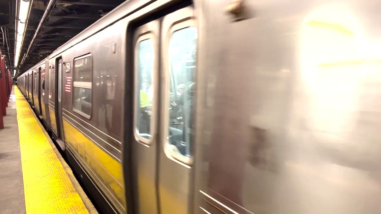 НЮ ЙОРК – Пътуващите в метрото на Ню Йорк се