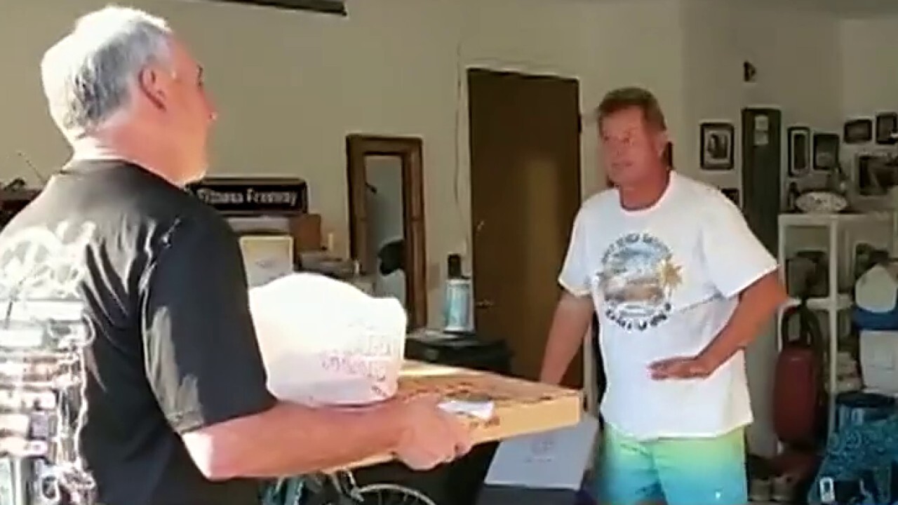Florida sheriff delivers pizzas to small businesses in his community